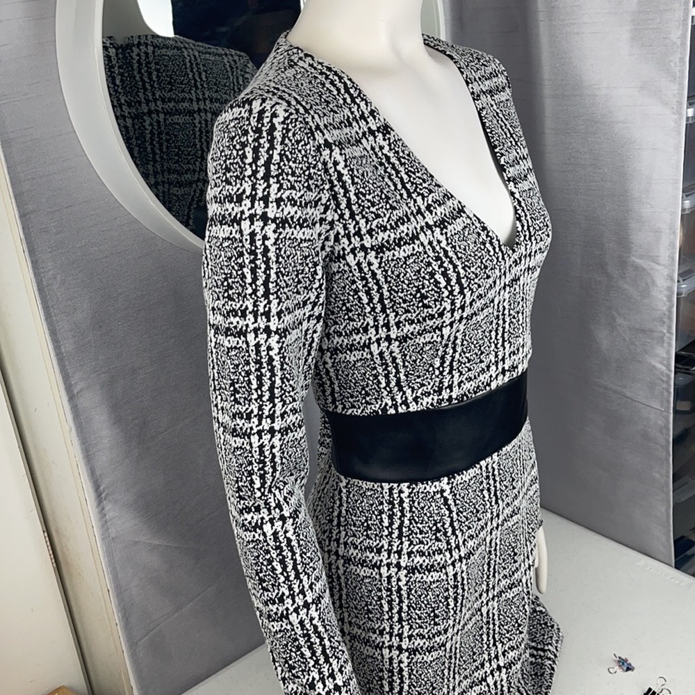 Michael Kors! Look Sharp In This One! - image 8